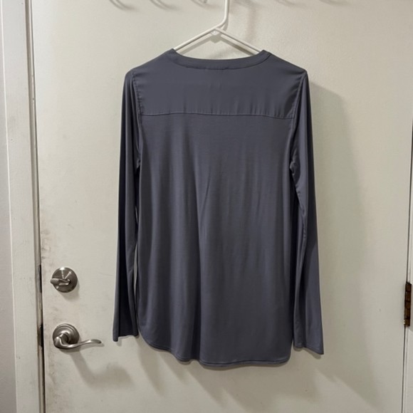 White House Black Market Womens Gray VNeck Hi Low Hem LS Top Soft & Satiny Sz XS - Picture 6 of 11